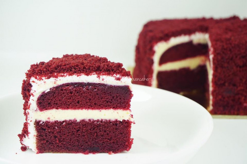 Theo như tên gọi “red velvet”, bánh có màu đỏ nhung nổi bật
