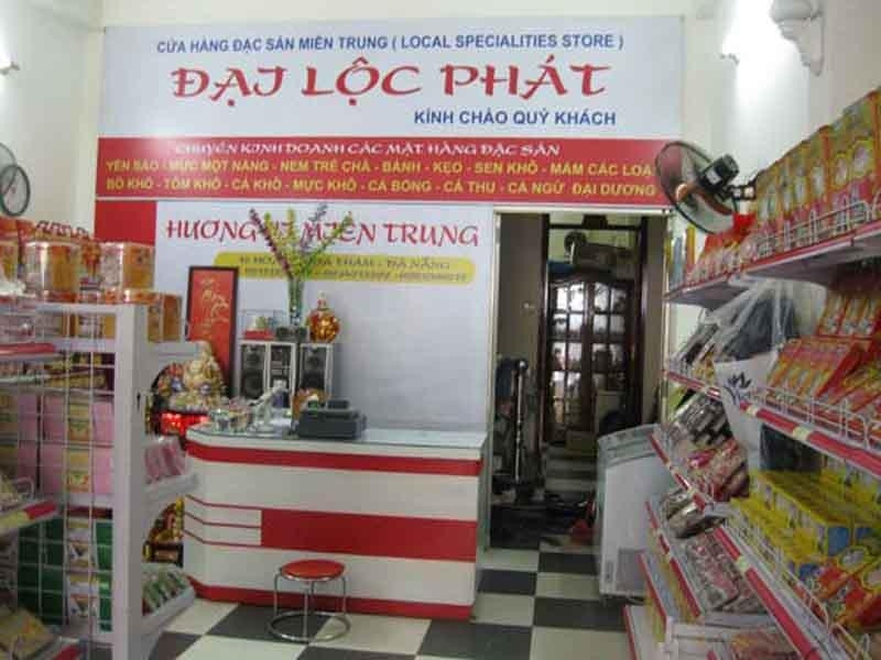 Không gian mua sắm tại siêu thị đặc sản Đại Lộc Phát.