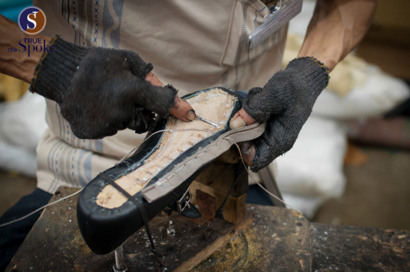 CNES Shoemaker - Những nghệ nhân cẩn thận đi từng đường kim, mũi chỉ