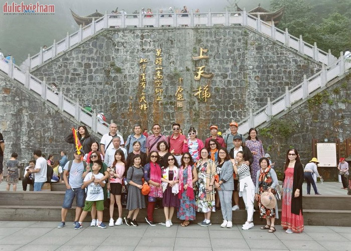 Du khách tham quan và chụp ảnh trong tour tới Trung Quốc