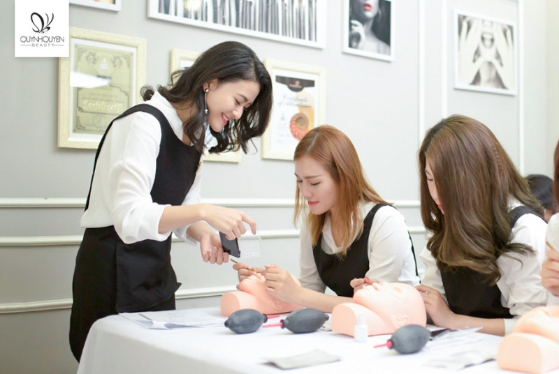 Quá trình đào tạo tại Quỳnh Quyên Beauty Center.