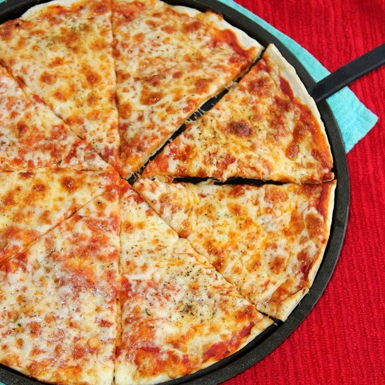 Pizza được cắt từng miếng