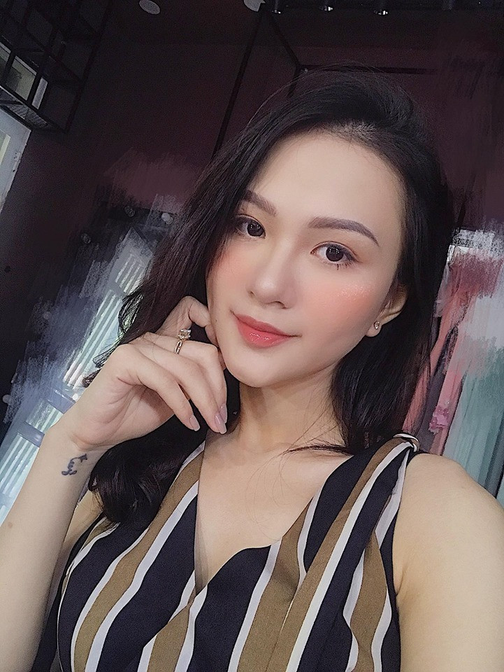 Cao Hong Ngoc makeup