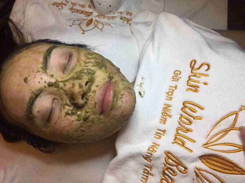 Skin World Beauty Spa cung cấp đầy đủ, hoàn thiện các dịch vụ chăm sóc sắc đẹp như: chăm sóc da, điều trị nám, tàn nhang, hút chì thải độc, vi tảo, phun xăm thẩm mỹ, tắm trắng, giảm béo, triệt lông,...