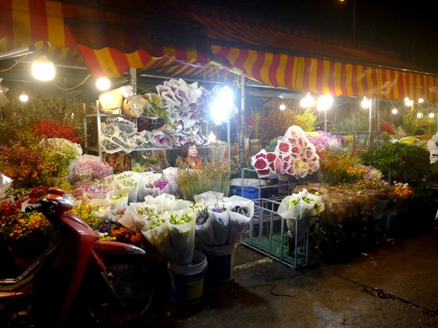 Chợ hoa Quảng Bá về sáng