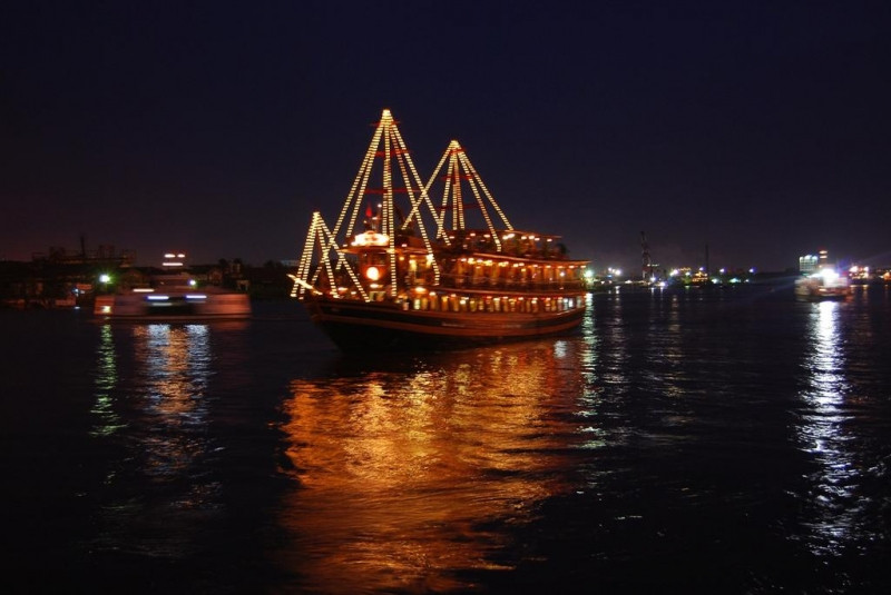 Cảng Sài Gòn lung linh với du thuyền sang trọng - Nguồn: Sưu tầm