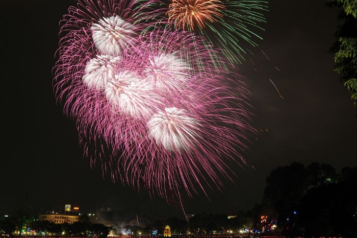 Rực rỡ pháo hoa đón năm mới tại Hồ Gươm