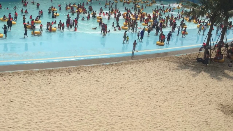 Bãi biển nhân tạo với bờ cát trải dài