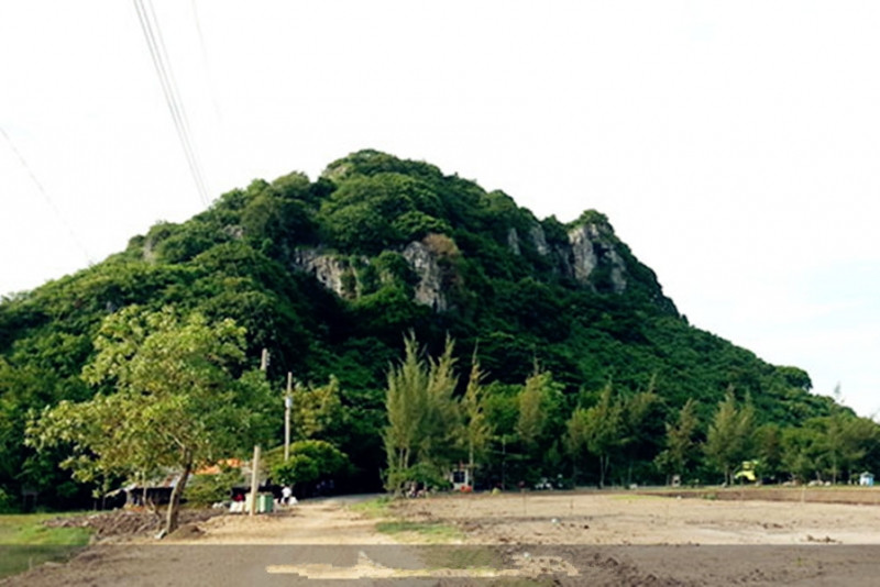 Núi Bình San nhìn từ xa