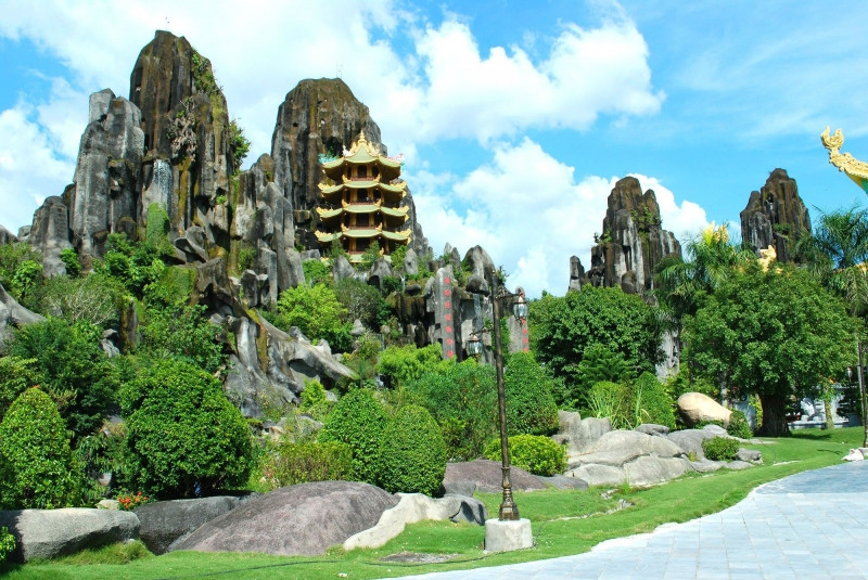 Ngũ Hành Sơn là 5 ngọn núi lơn ở Đà Nẵng tượng trưng cho Kim- Thủy-Hỏa - Mộc - Thổ