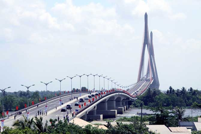 Cầu Cần Thơ bắt qua sông Hậu, nối liền tỉnh Vĩnh Long và thành phố Cần Thơ