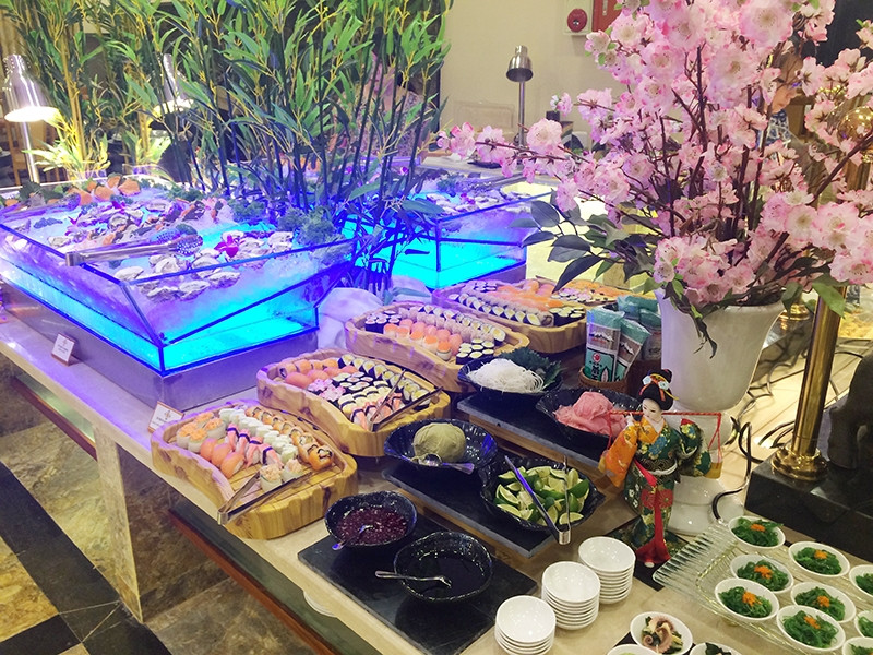 Các món ăn buffet được trình bày rất tinh tế.