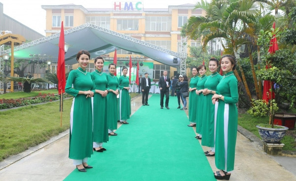 Dàn lễ tân sự kiện xinh đẹp tại event hội nghị xúc tiến