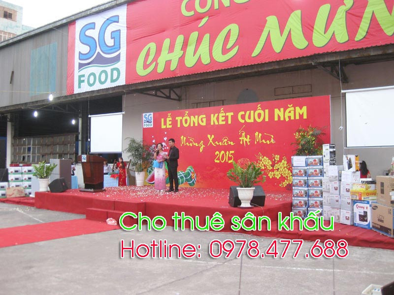 Sân khấu đủ mọi kích thước và mà sắc thảm trãi khác nhau để khách hàng thoải mái chọn lựa