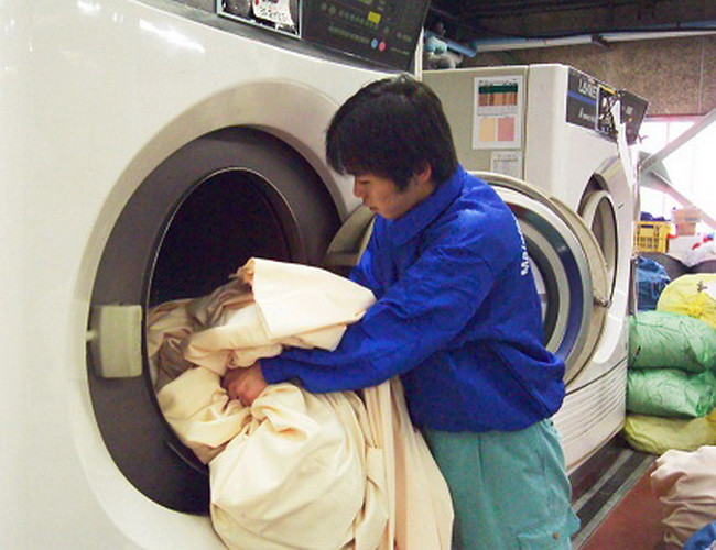 Với sự đầu tư máy móc, thiết bị, hóa chất chuyên dùng hiện đại, Vệ Sinh Anh Thư tin rằng sẽ đáp ứng mọi nhu cầu giặt rèm cửa của các khách hàng