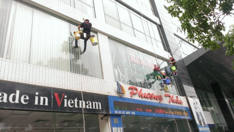 HouseCare Việt Nam là một trong số ít những đơn vị cung cấp dịch vụ vệ sinh công nghiệp có đủ tiêu chuẩn để mang tới cho khách hàng dịch vụ lau kính nhà cao tầng với chất lượng tốt nhất cũng như chi phí hợp lý.﻿
