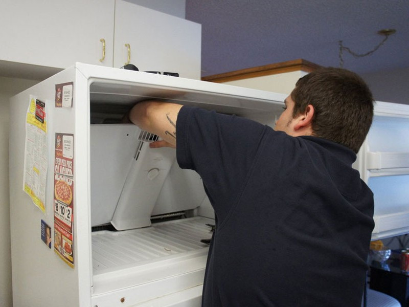 Với đội ngũ kỹ sư, kỹ thuật viên nhiều kinh nghiệm trong việc sửa tủ lạnh tại nhà lâu năm. suachuamaygiat.vn cam kết mang đến cho quý khách hàng dịch vụ sửa tủ lạnh tốt nhất.