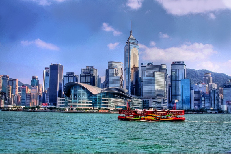 Với nét kiến trúc đặc trưng, đường phố chật hẹp, các tòa nhà chọc trời cùng lối sống vội vã đã tạo thành nét riêng đặc trưng của Hồng Kông