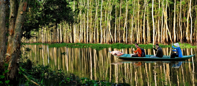 Du khách ngồi trên những chiếc xuồng ba lá len lỏi vào các con rạch