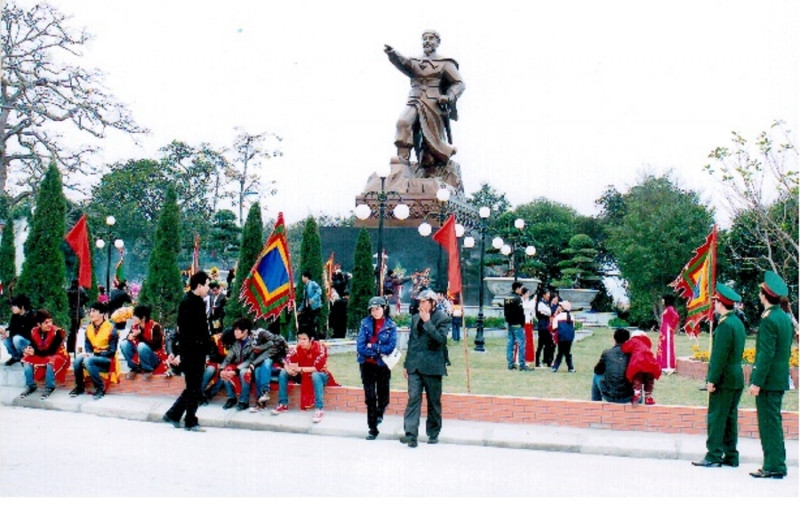 Tượng đài đức Vương Ngô Quyền tại khuôn viên Từ Lương Xâm