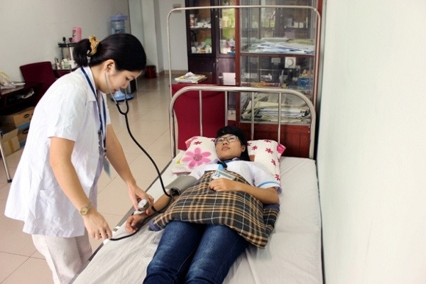 Sinh viên khám bệnh định kỳ tại trạm y tế