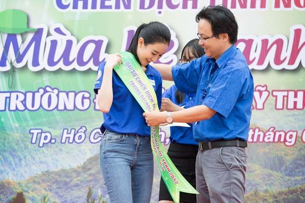 Á hậu Hà Thu đội mưa tới dự Lễ ra quân “Mùa hè xanh 2017”
