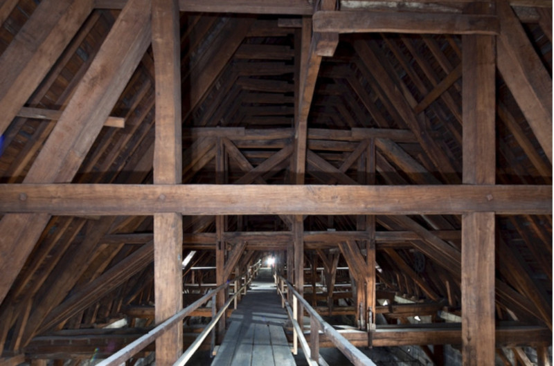 Cấu trúc bằng gỗ bên trong Nhà thờ Đức Bà Paris