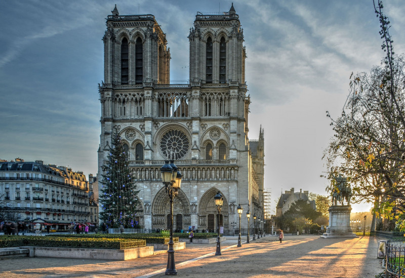 Nhà thờ Đức Bà Paris cùng quảng trường trước mặt rộng lớn