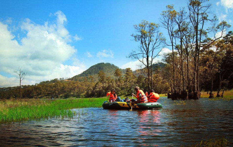 Một cảnh trong tour chèo thuyền ngắm lá Phong trên hồ Tuyền Lâm - Đà Lạt