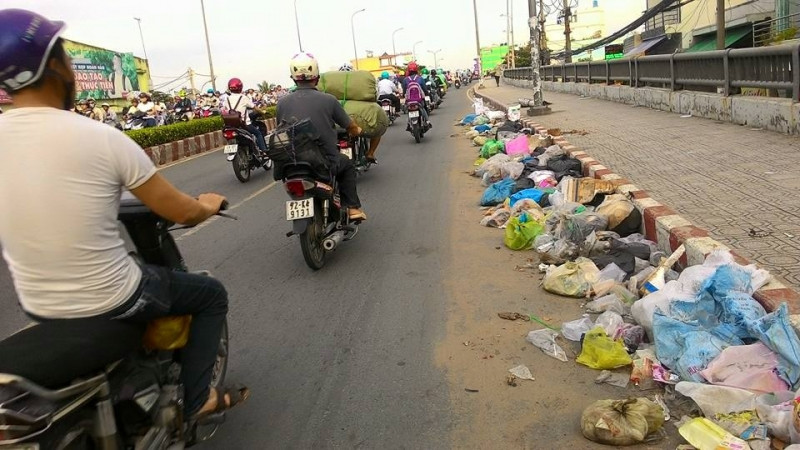 Vứt rác bừa bãi là một trong những thói quen xấu của người Việt Nam