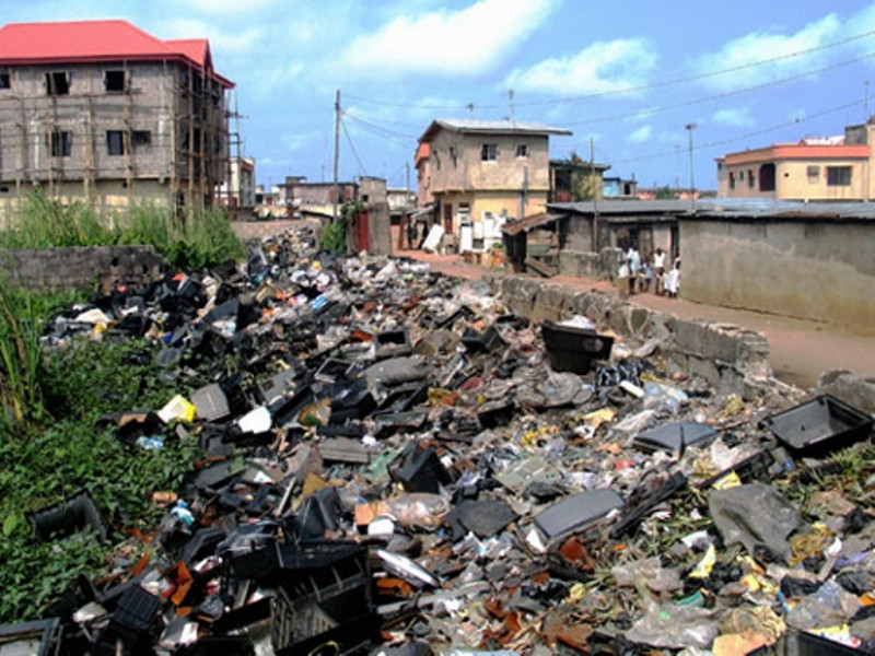 Chất thải công nghiệp xả ra hàng ngày khiến ảnh hưởng nặng nề tới môi trường