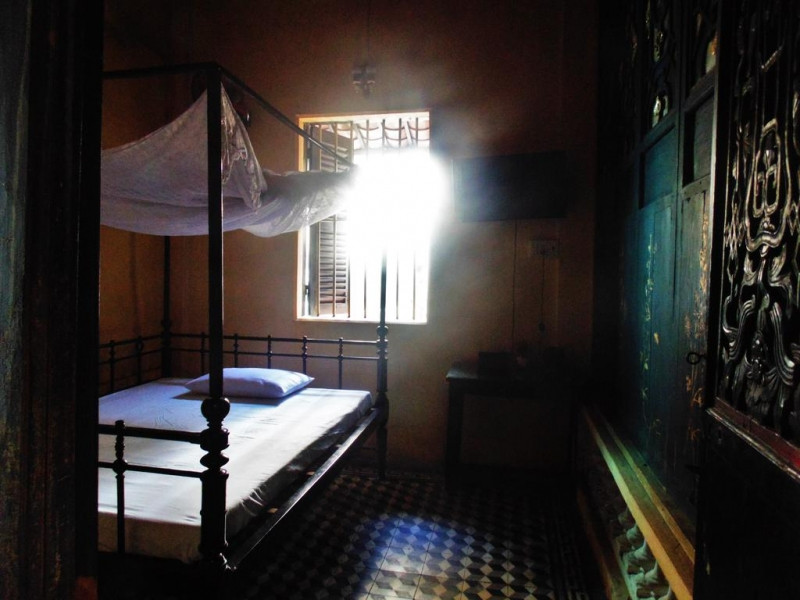 Phòng ngủ lưu trú cho khách bên trong căn nhà cổ trăm năm tuổi