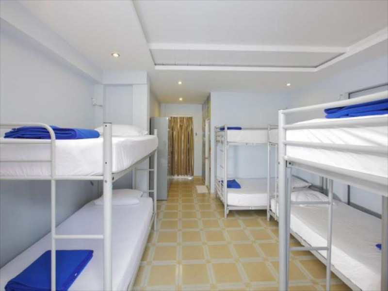 Các phòng chung có giường tầng bằng gỗ hoặc bằng sắt cùng với tivi, tủ lạnh và điều hòa.