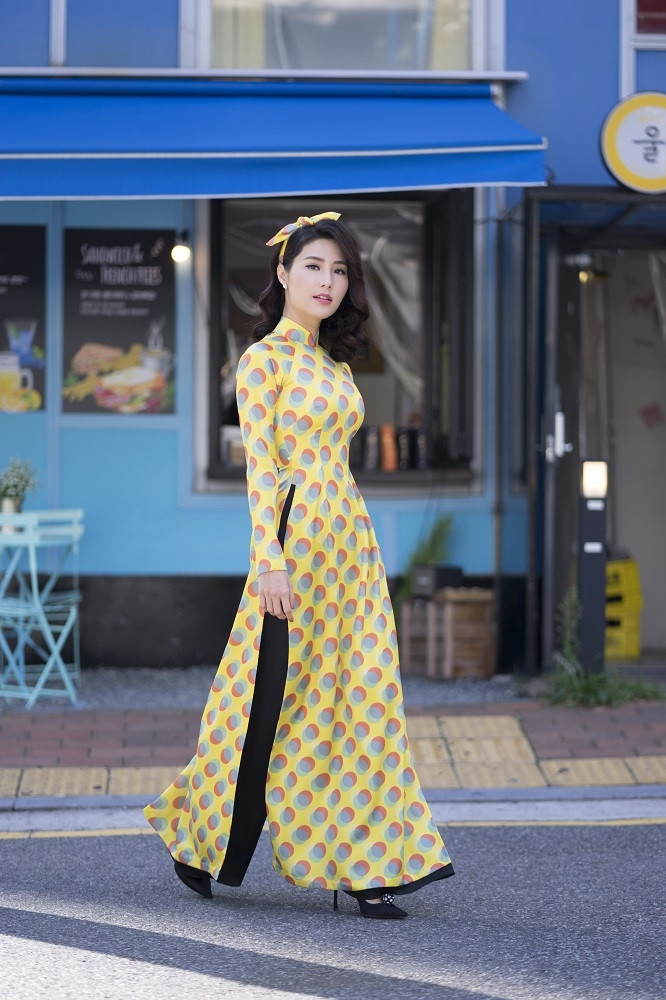 Áo dài họa tiết retro lấy cảm hứng từ bộ phim Cô Ba Sài Gòn