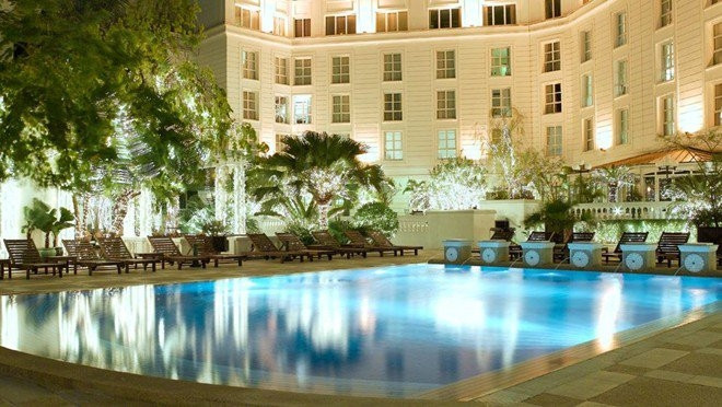 Khu bể bơi của khách sạn