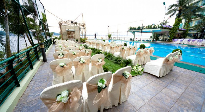 Không gian vể bơi tại Club Hotel & Lake Palais Residences