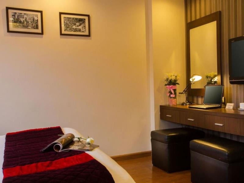 Không gian phòng khách sạn sử dụng nhiều nội thất gỗ vừa sang trọng, vừa tạo cảm giác ấm cúng, dễ chịu.