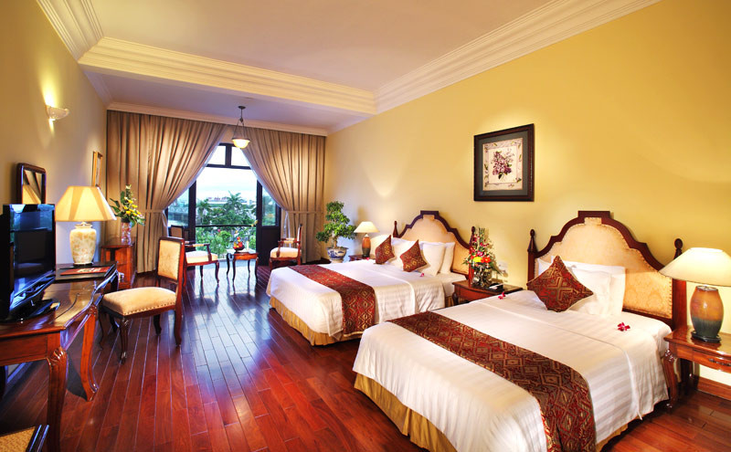 Saigon Morin Hotel được xây dựng năm 1901 bởi một doanh nhân người Pháp nên từ kiến trúc, cách bài trí, nội thất đều mang đậm bản sắc Pháp tạo nên vẻ đẹp độc đáo giữa hàng trăm các khách sạn tại Huế.