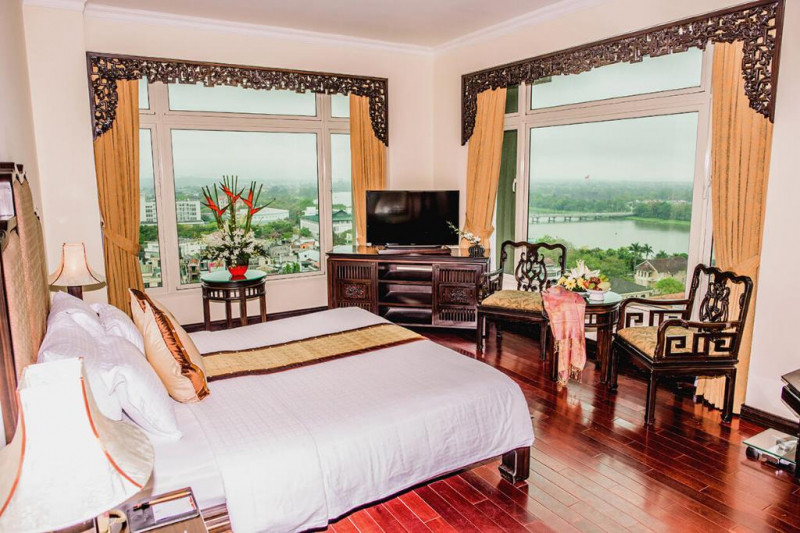 Ở khách sạn có rất nhiều loại phòng cho du khách lựa chọn và phòng nào cũng có tầm nhìn hướng ra dòng sông Hương thơ mộng và núi Ngự Bình.