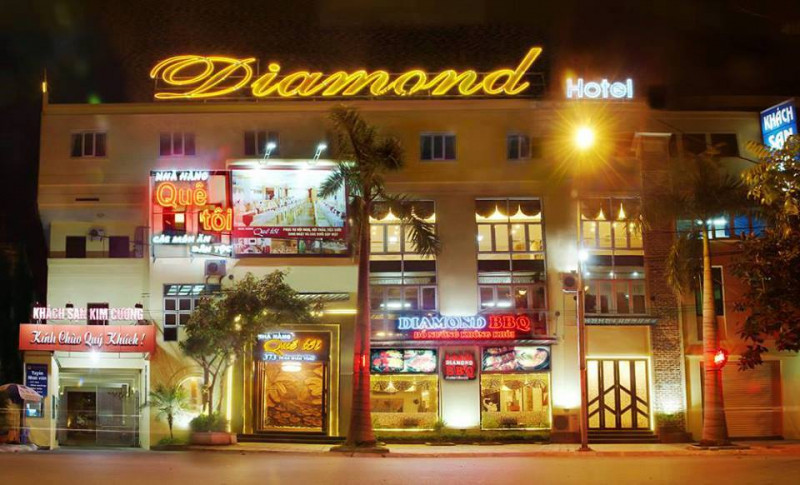 Mặt trước của khách sạn Diamond Hotel
