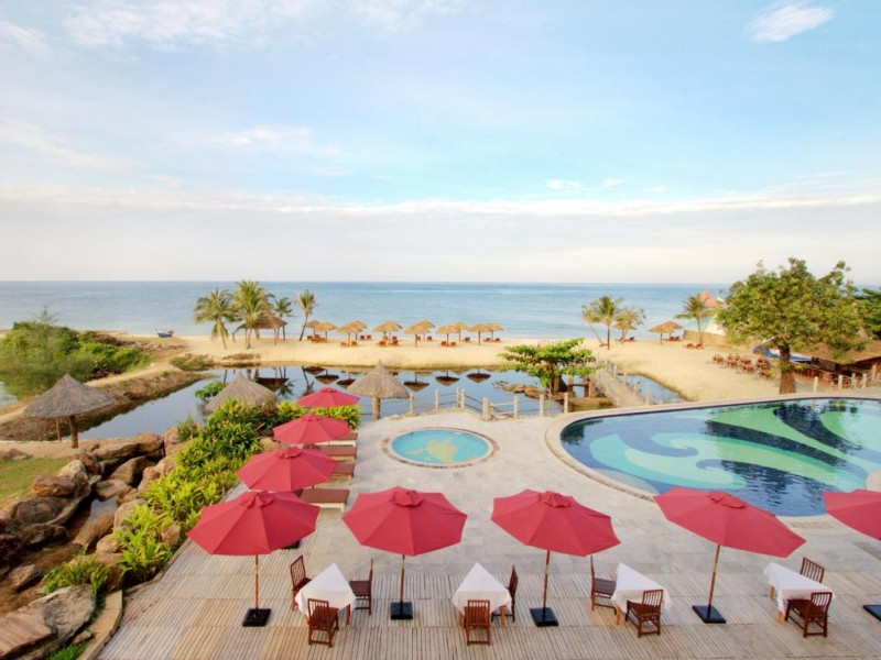 Không gian bể bơi ngoài trời tại Long Beach Resort Phu Quoc