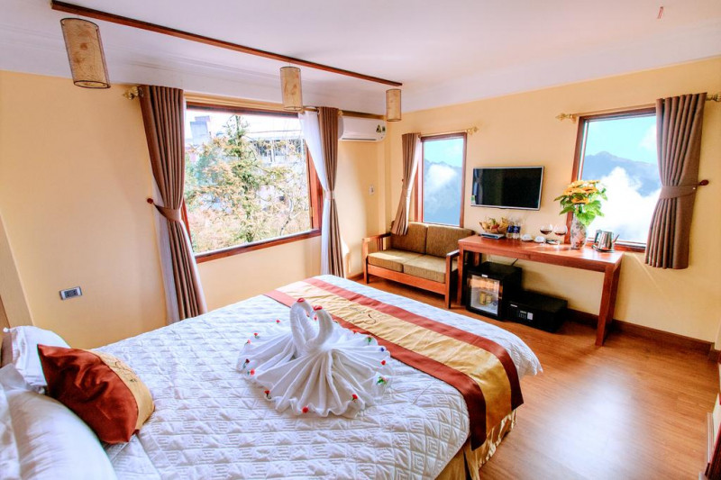 Phòng khách sạn được thiết kế gọn gàng với những tông màu trầm ấm tạo cảm giác nhẹ nhàng, thoải mái.