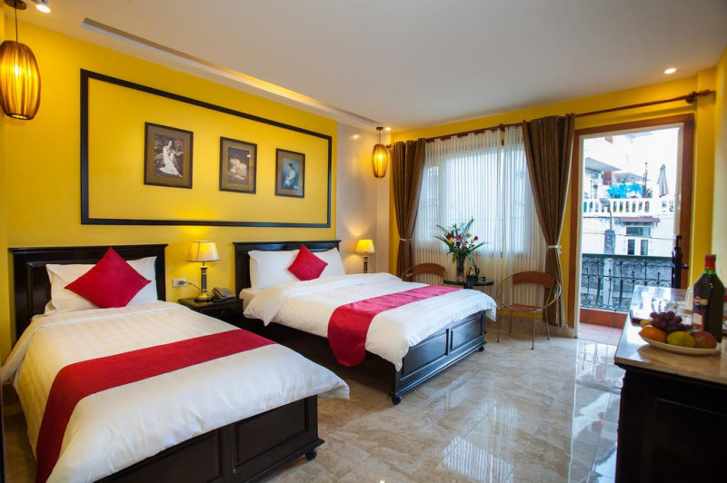 Không gian phòng ngủ khách sạn với tong màu vàng chủ đạo được thiết kế giản dị, nhưng vẫn rất đẹp mắt.