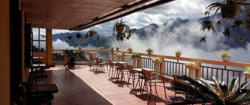Du khách có thể ngắm nhìn quang cảnh núi non từ ban công và dùng bữa tại nhà hàng ngay trong khuôn viên.