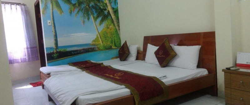 Khách sạn có 10 phòng rộng rãi được trang trí đơn giản, có sàn lát gạch.