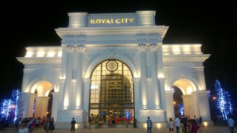 Cổng chính Royal City