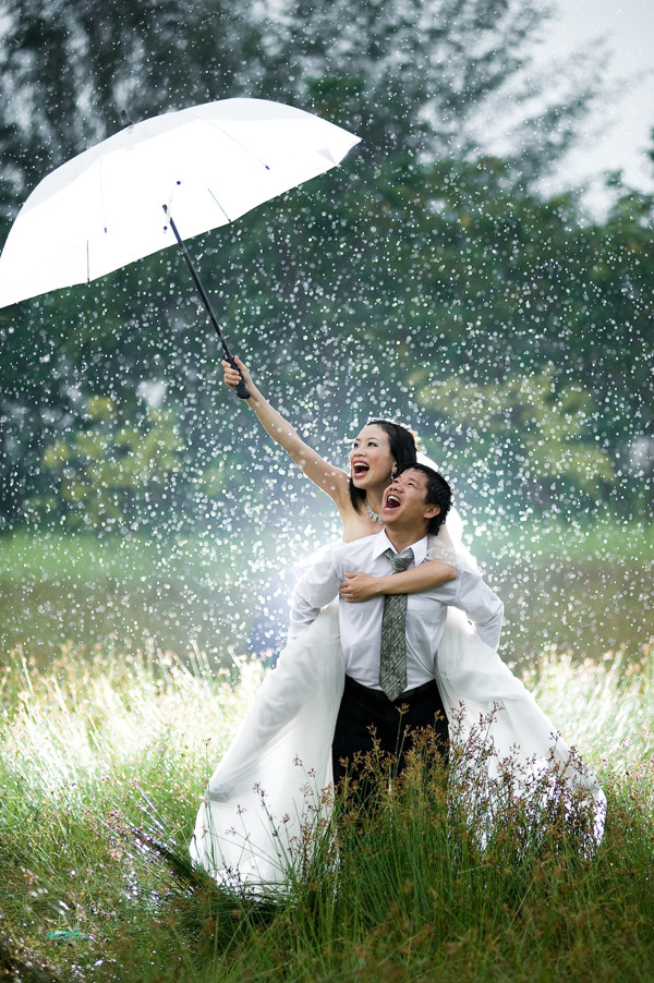Người chụp ảnh cưới cho mình có kinh nghiệm và tự tin để ứng phó với trời mưa.