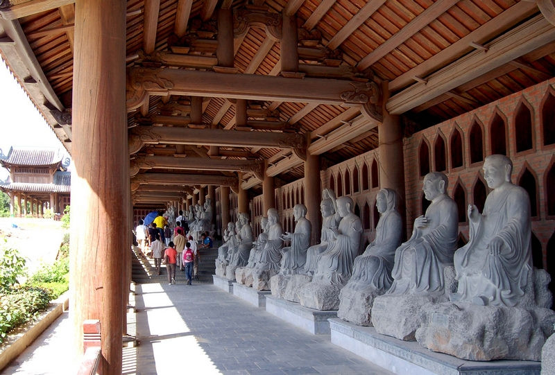 Bái Đính là quần thể nhiều pho tượng Phật