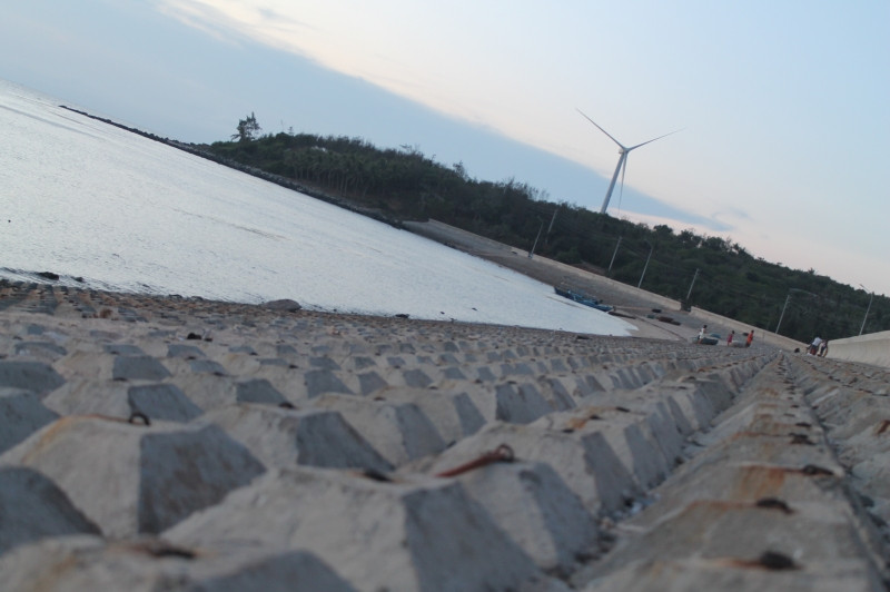 Một chiếc “phong điện” trên đảo nhìn từ phía bờ kè Ngũ Phụng