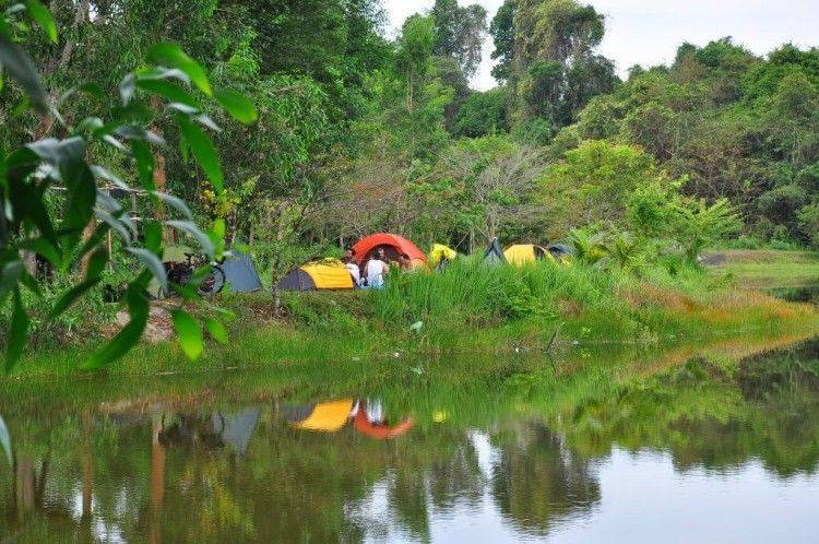 Đảm bảo an toàn khi đốt lửa trại, suối có nhiều khu vực nước xoáy đã được cắm bảng cảnh báo, vì vậy đừng tắm bất chấp nhé.